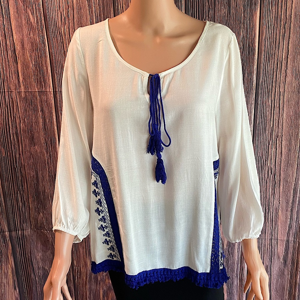 Anthropologie Entro size medium white flowy boho blue embroidered peasant blouse